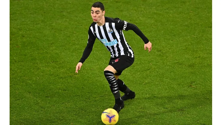 Almirón defendiendo la camiseta del Newcastle