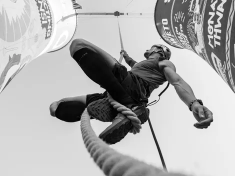 Atleta rompe récord mundial escalando cuerda a 50 metros de altura