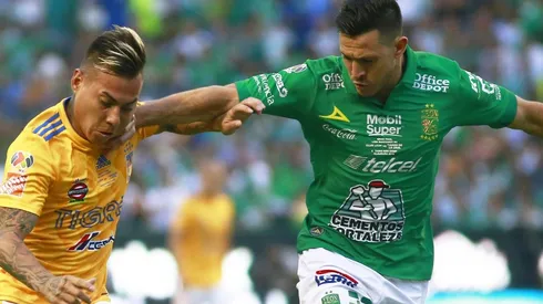 Ramiro González disputando un balón con Edu Vargas en la Liga MX