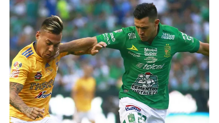 Ramiro González disputando un balón con Edu Vargas en la Liga MX