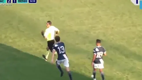 El árbitro hizo todo por escapar, pero igual le llegó