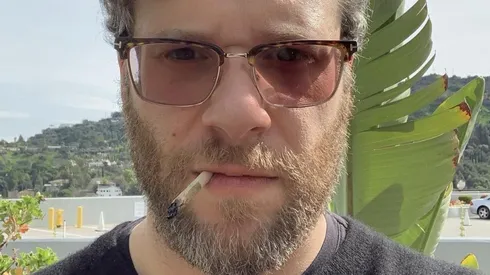 Seth Rogen fumándose un cirgarrillo de marihuana.