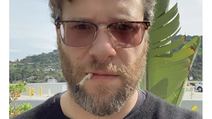 Seth Rogen fumándose un cirgarrillo de marihuana.