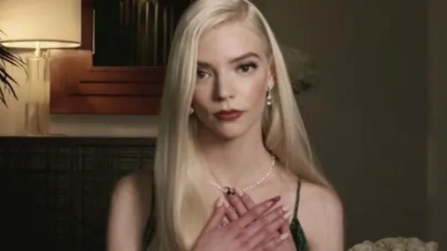 Anya Taylor-Joy al recibir su premio a la Mejor Actriz en una Serie Limitada.