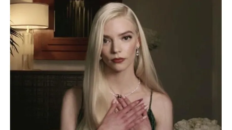 Anya Taylor-Joy al recibir su premio a la Mejor Actriz en una Serie Limitada.