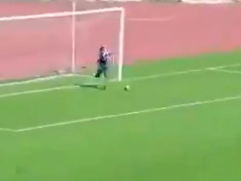 ¡Insólito! Pasapelotas ingresa a la cancha y evita gol del rival