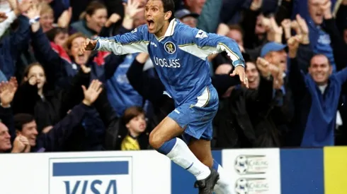 Poyet celebrando junto al Chelsea