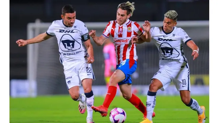Chivas y Pumas se enfrentan en un imperdible encuentro por la Liga MX.