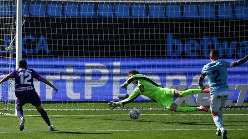 Fabián Orellana tomó un rebote para mandarla a guardar.