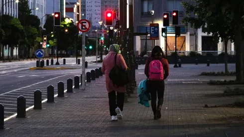 Desde las 23:00 horas está restringido el libre movimiento en la vía pública.