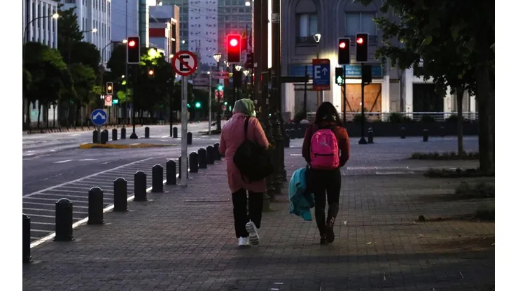 Desde las 23:00 horas está restringido el libre movimiento en la vía pública.