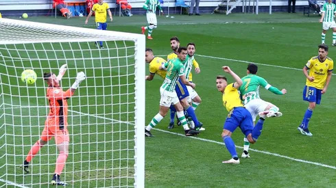 Betis logró el triunfo sobre Cádiz con un cabezazo de Juanmi.
