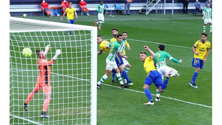 Betis logró el triunfo sobre Cádiz con un cabezazo de Juanmi.