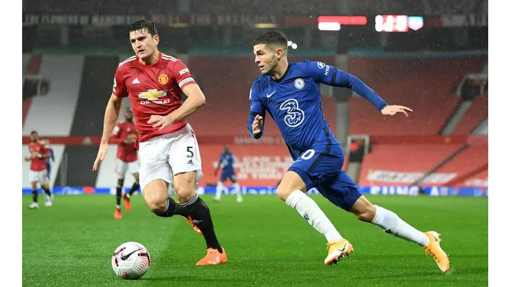 Los Blues quieren bajar a un Manchester que de a poco se aleja del título.
