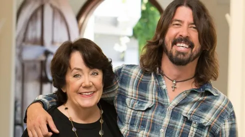 Dave Grohl junto a su madre Virginia Grohl.