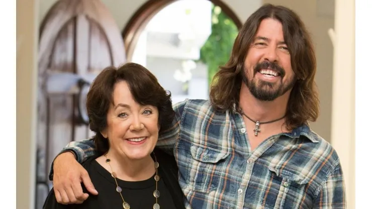 Dave Grohl junto a su madre Virginia Grohl.