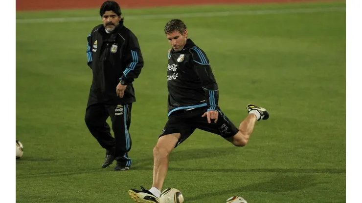 Martín Palermo siendo dirigido por Diego Maradona en Argentina.