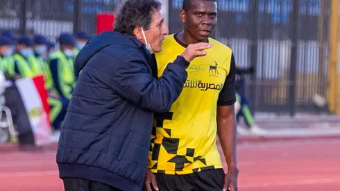 Mario Salas dando indicaciones en Egipto