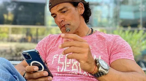 Cristián de la Fuente actualmente está a cargo del programa Instagram "Velvet al Desayuno".