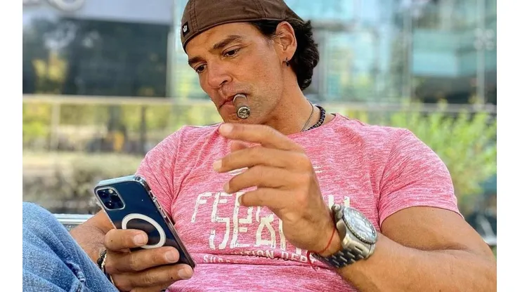 Cristián de la Fuente actualmente está a cargo del programa Instagram "Velvet al Desayuno".