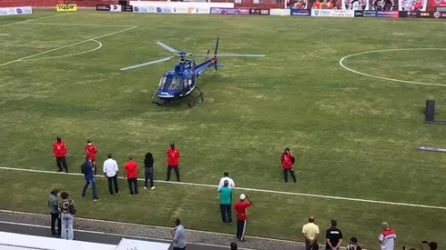 El helicóptero aterrizando con vacunas contra el Covid-19