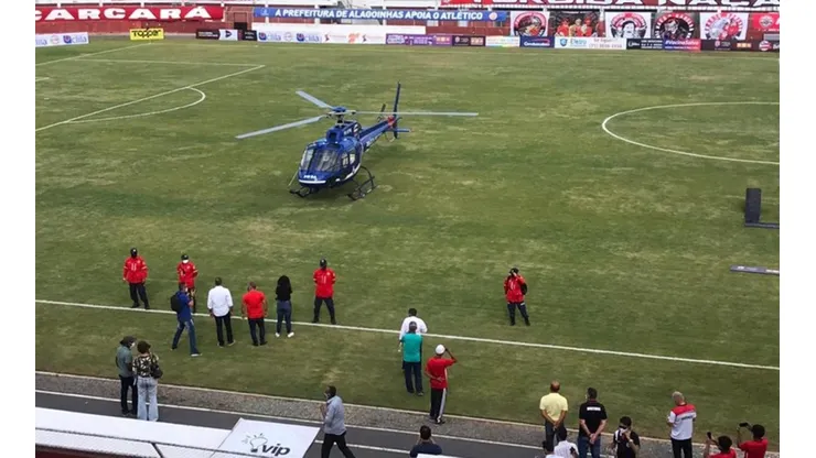 El helicóptero aterrizando con vacunas contra el Covid-19
