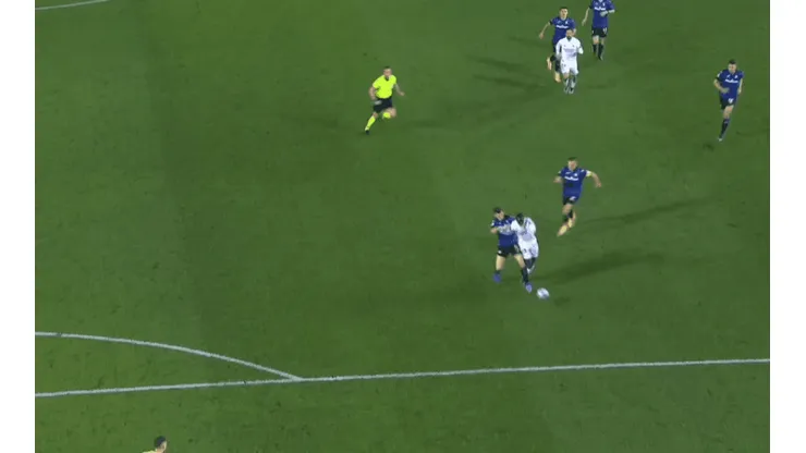 Así fue la falta que derivó la roja al Atalanta.