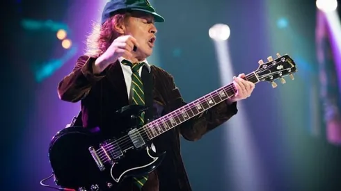 Angus Young es el legendario guitarrista del "pasito" en AC/DC.