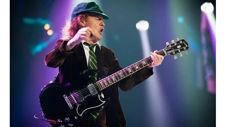 Angus Young es el legendario guitarrista del "pasito" en AC/DC.