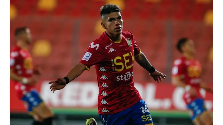 Carlos Palacios celebrando uno de sus goles en Unión Española