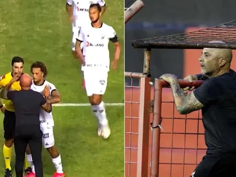 Sampaoli se mete a la cancha y le dice "ladrón" al árbitro