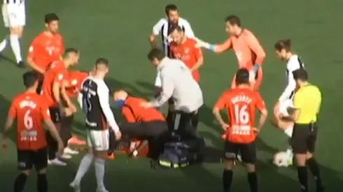 El técnico Estévez atiende a Adighibe en la cancha