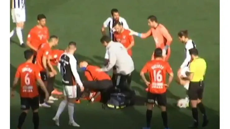 El técnico Estévez atiende a Adighibe en la cancha