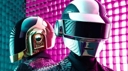 Guy-Manuel de Homem-Christo y Thomas Bangalter en sus clásicos trajes robóticos para dar vida a Daft Punk.