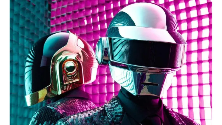Guy-Manuel de Homem-Christo y Thomas Bangalter en sus clásicos trajes robóticos para dar vida a Daft Punk.