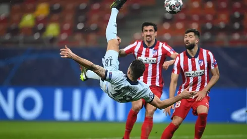 Olivier Giroud se mandó un golazo de chilena frente al Atlético de Madrid.