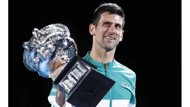 Djokovic con el trofeo de campeón en Australia 2021