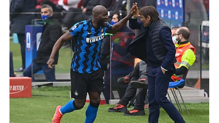 Conte festeja con Lukaku la goleada del Inter contra el AC Milan en el clásico.