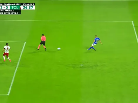 ¡Insólito! Árbitro desvía y evita el gol del Cruz Azul contra Toluca