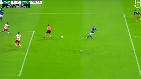 El árbitro, defensa del Toluca contra Cruz Azul.