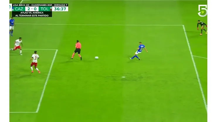 El árbitro, defensa del Toluca contra Cruz Azul.