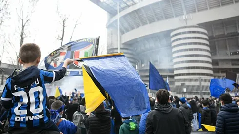 Hinchas del Inter y el Milan se juntaron por miles fuera del estadio en medio del derby della Madoninna.