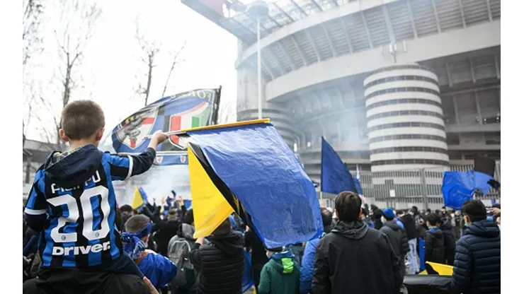 Hinchas del Inter y el Milan se juntaron por miles fuera del estadio en medio del derby della Madoninna.