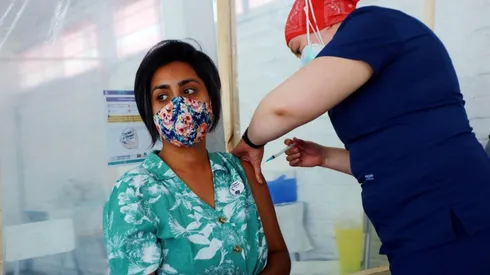 El plan de vacunación continúa esta semana con adultos mayores y profesores