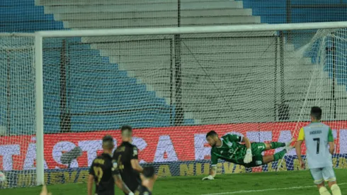Gabriel Arias fue titular en el arco de Racing.