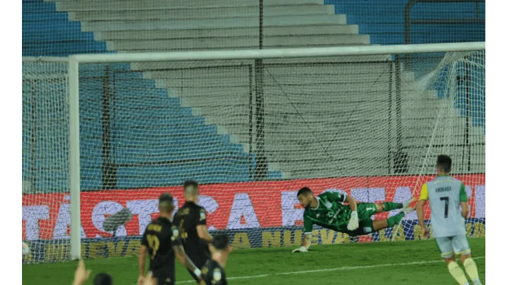 Gabriel Arias fue titular en el arco de Racing.