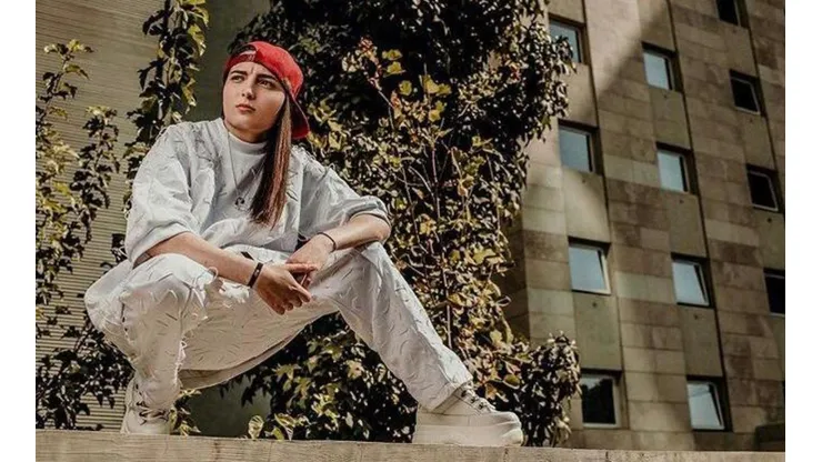 KMC, además de rapera, freestyler y host, ahora es cantante y estrena tema junto a EnSecreto.