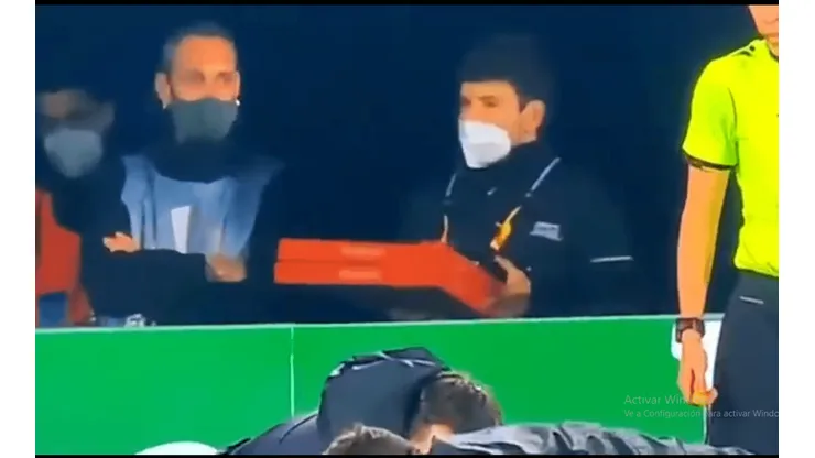 Las pizzas llegaron al partido de la Europa League.