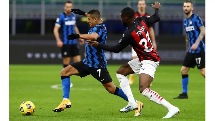 Alexis Sánchez seguido de cerca por Fikayo Tomori. El delantero chileno era preocupación para Zlatan Ibrahimovic en el último Derby della Madonnina entre AC Milan e Inter