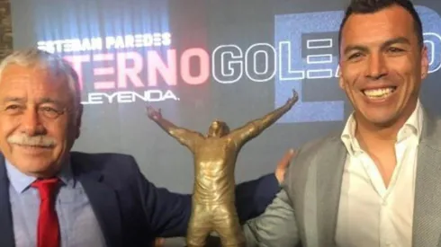 Carlos Caszely agradece a Esteban en el adiós de Paredes de Colo Colo.